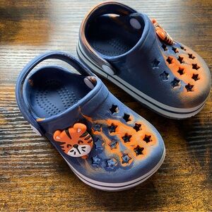 NWOT Koala Kids Toddler Croc Clog Blue and Orange with Tiger Charm. Size 4